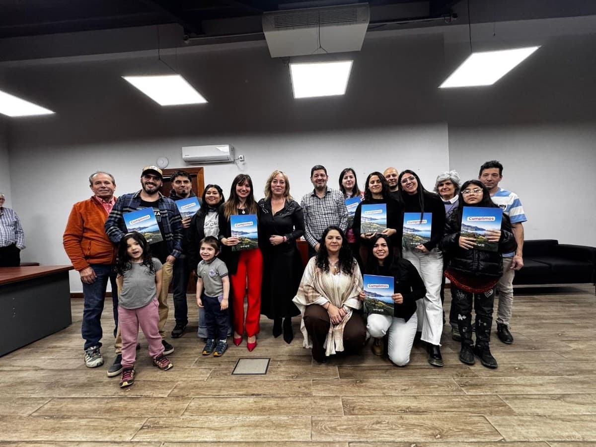 El municipio entregó decretos de adjudicación de tierras a graduados universitarios