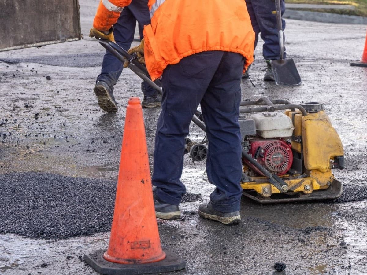 La municipalidad de ushuaia continúa con tareas de recuperación vial en distintos sectores de la ciudad