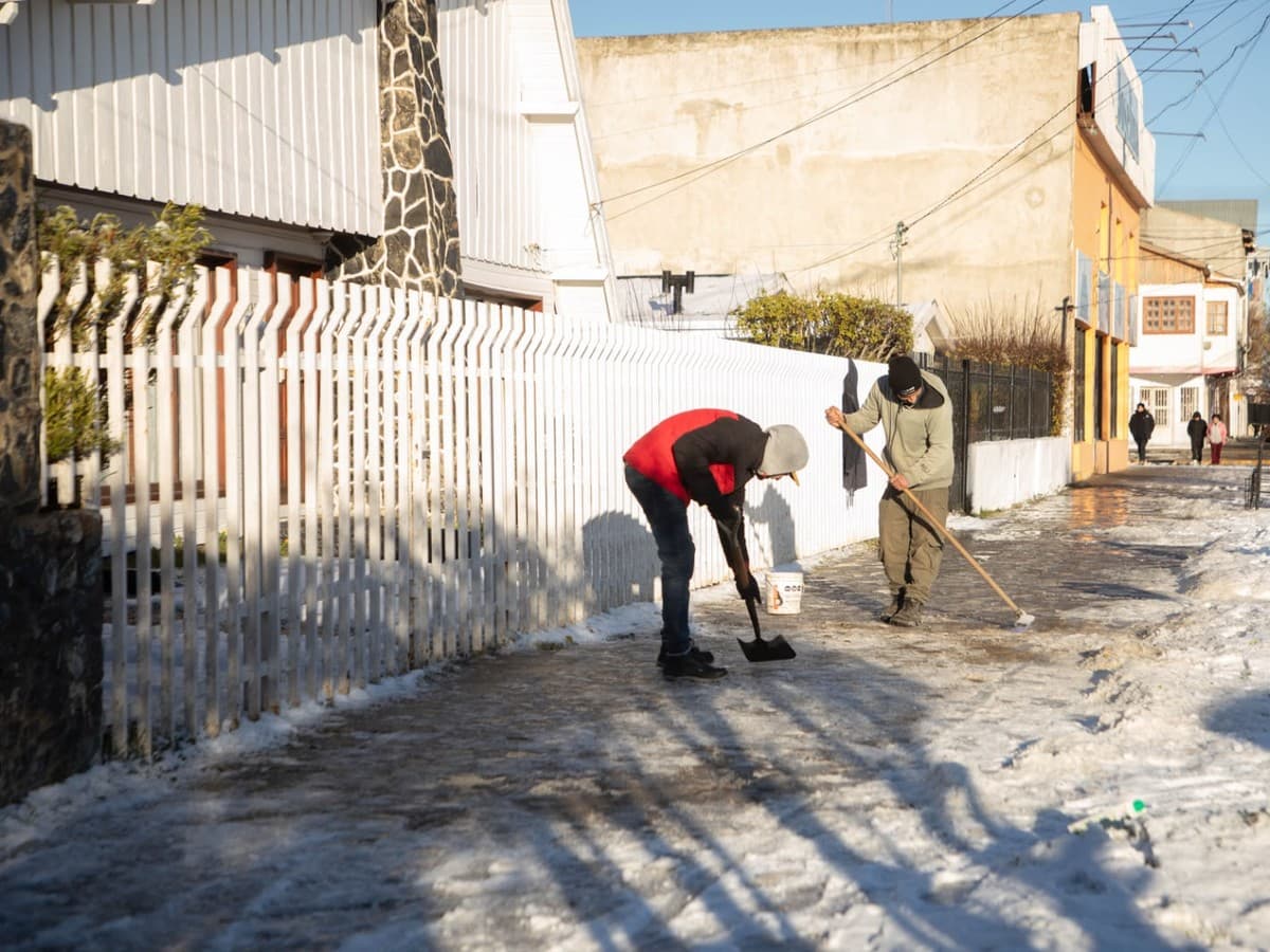 Piden limpiar veredas por nieve y hielo
