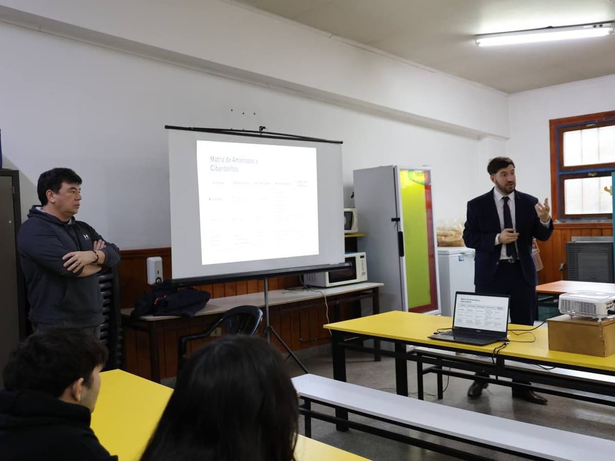 Acercándonos a la Comunidad” brindó herramientas para la prevención de riesgos digitales a estudiantes de la EPET