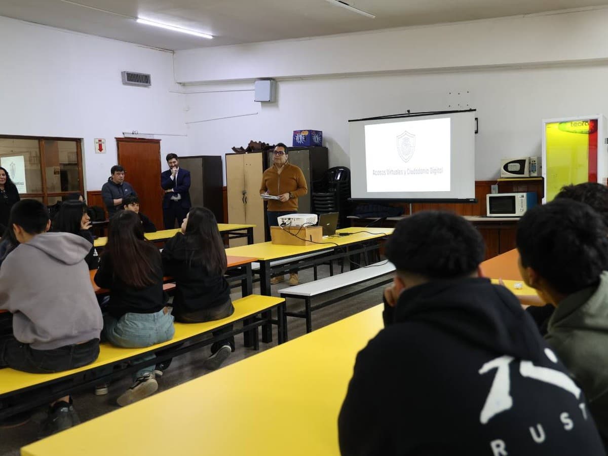 Acercándonos a la Comunidad” brindó herramientas para la prevención de riesgos digitales a estudiantes de la EPET